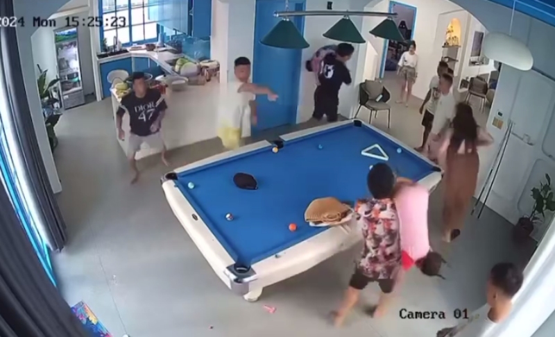 Video cận cảnh 2 bé đuối nước trong bể bơi ở Quảng Ninh 