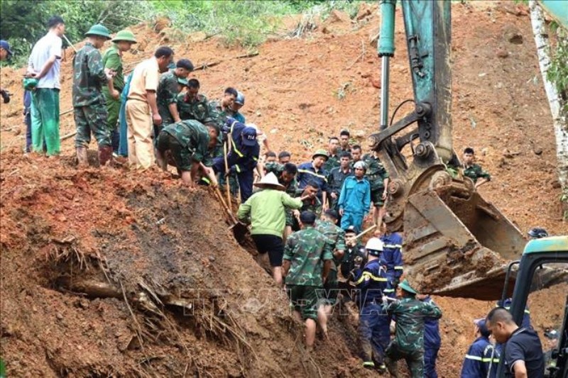 Video tìm thi thể các nạn nhân trong vụ sạt lở ở Hà Giang 