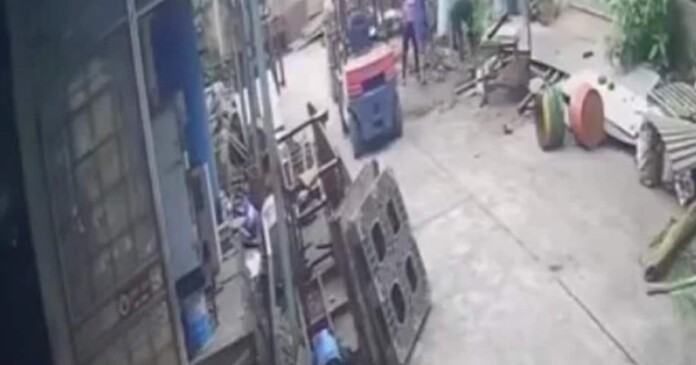 ha-noi-04 Cận cảnh video cột điện ngã tại Hà Nội khiến 1 người thương vong