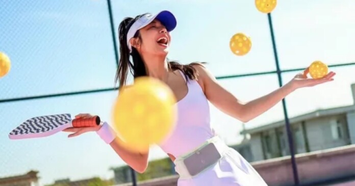 pickleball-02 Loạt ảnh nóng trên sân pickleball gây tranh cãi