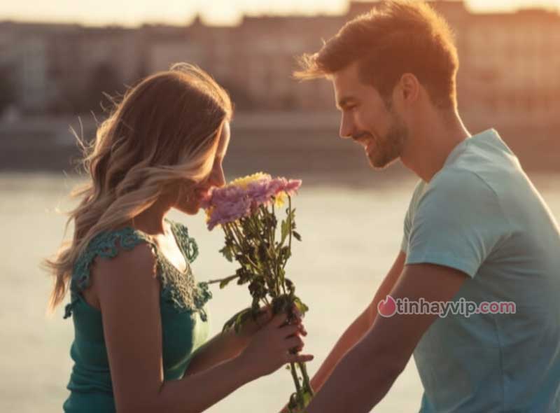 Có cần tặng quà first date không?