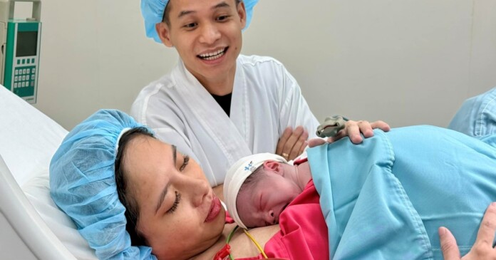 do-mi-xi-04 Độ Mixi khoe những hình ảnh đầu tiên của con gái
