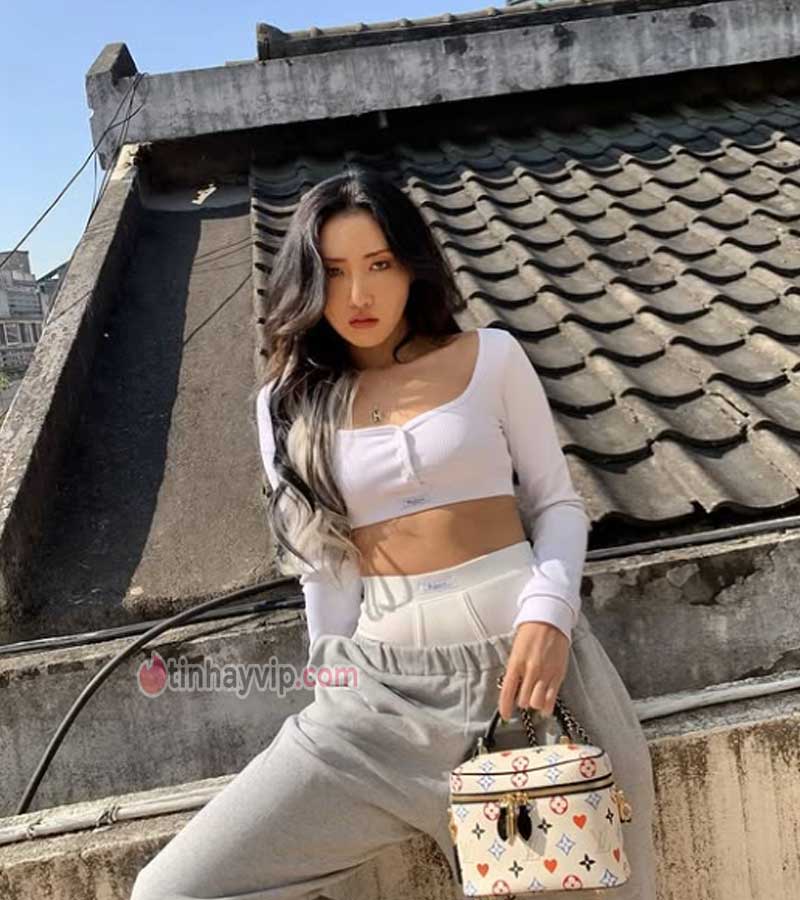 Hwasa ném nón lá