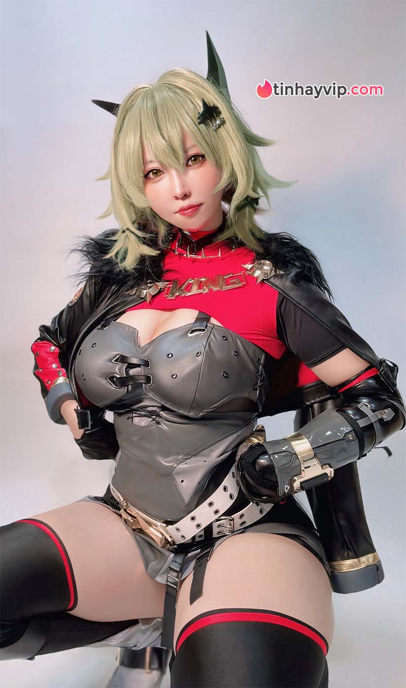 Tạo hình bốc lửa đầy cuốn hút của cosplayer Neuneu