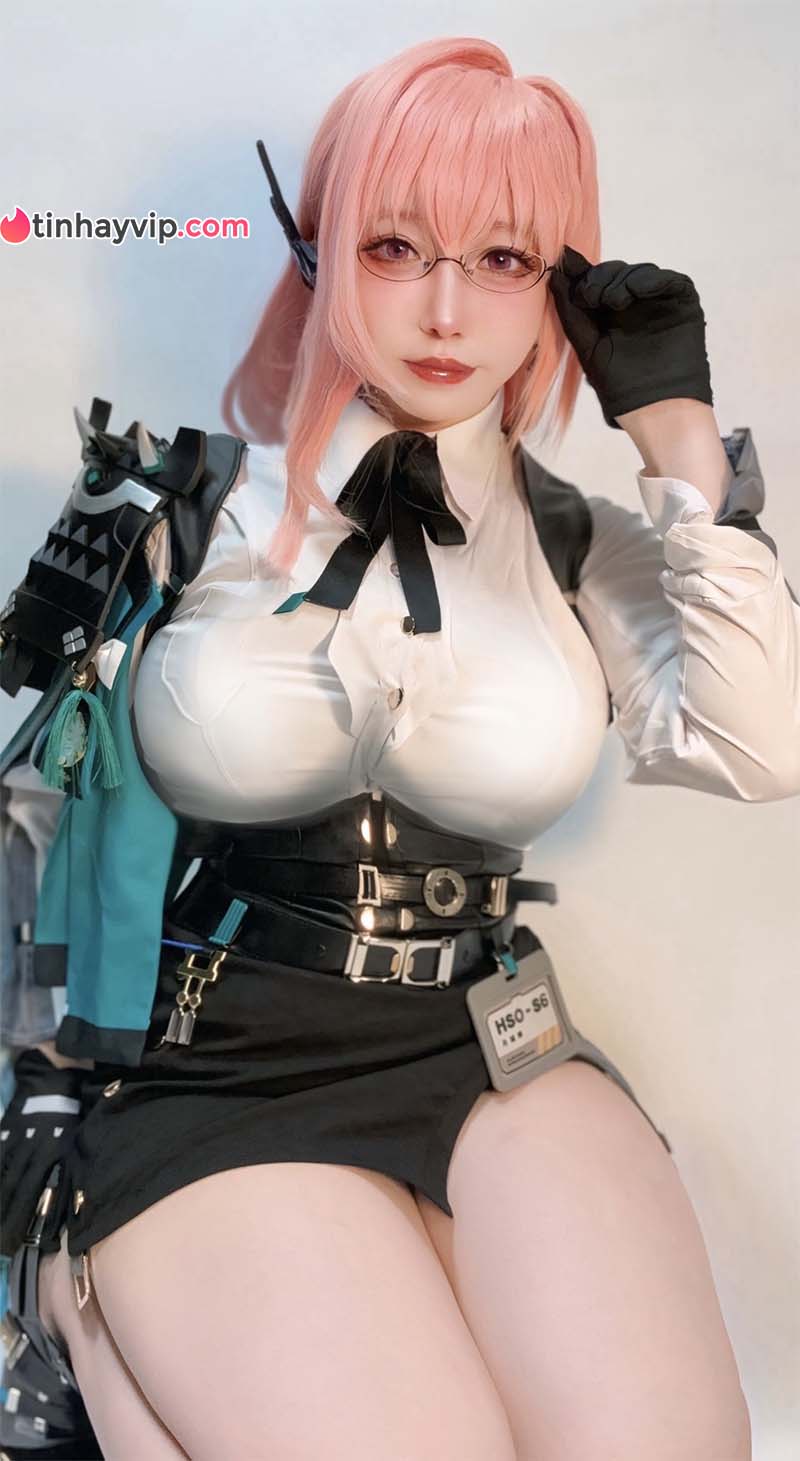 Tạo hình bốc lửa đầy cuốn hút của cosplayer Neuneu