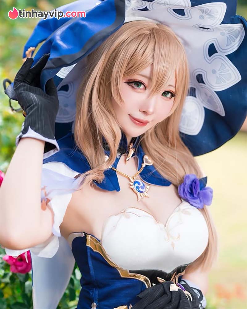 Tạo hình bốc lửa đầy cuốn hút của cosplayer Neuneu