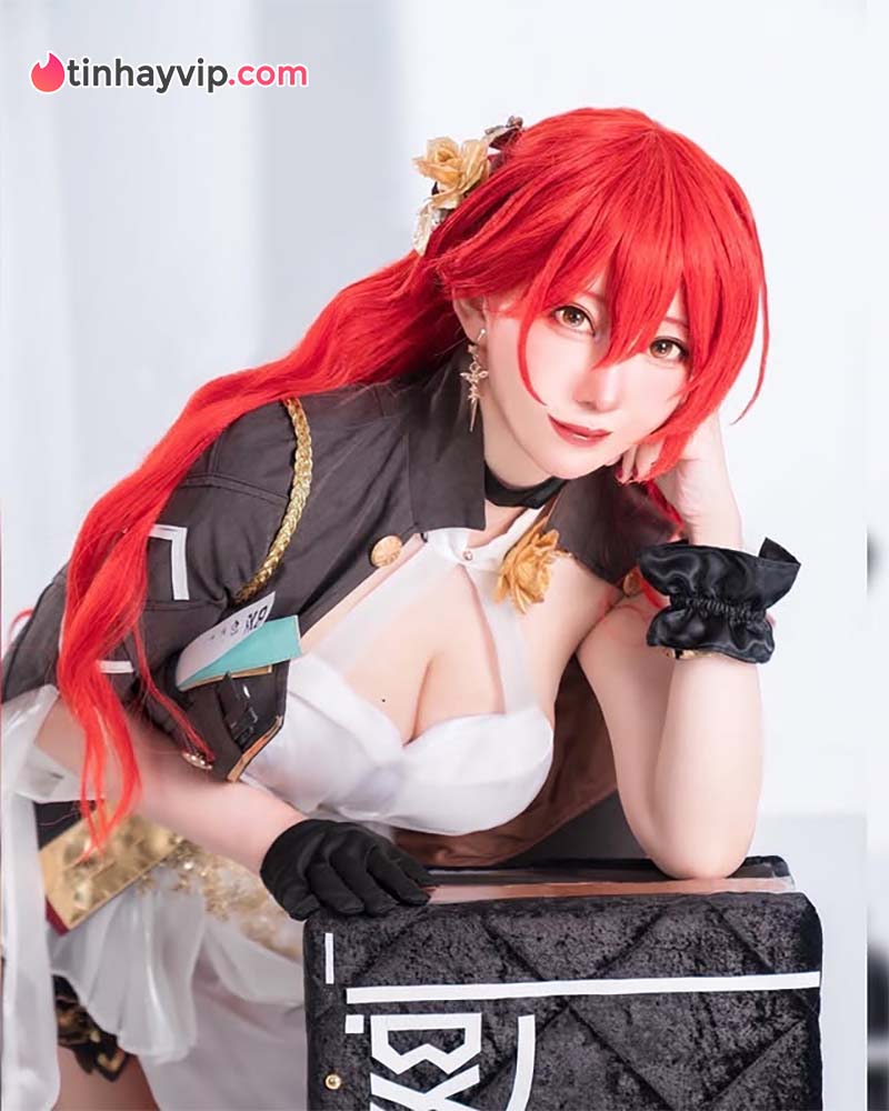 Tạo hình bốc lửa đầy cuốn hút của cosplayer Neuneu