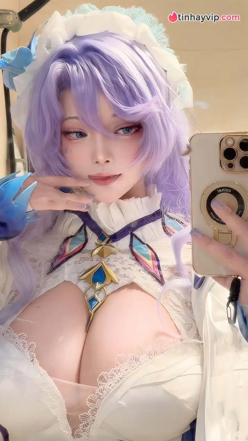 Nữ cosplayer siêu vòng một gây sốc khi giả trai