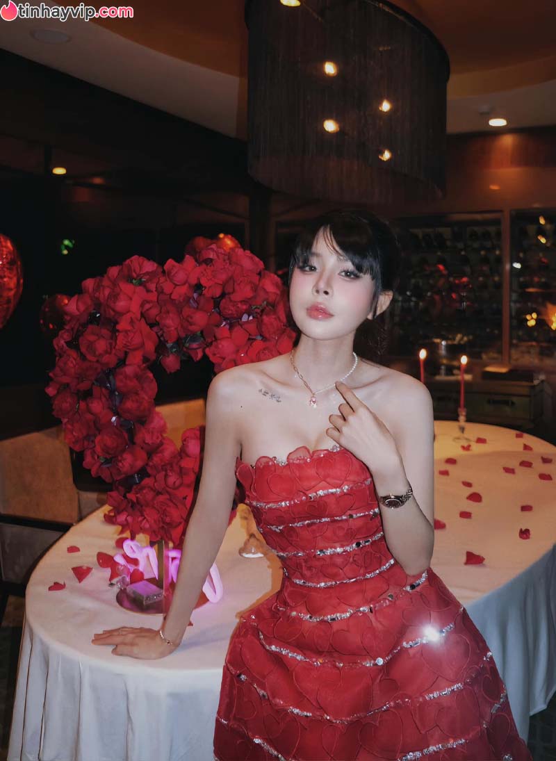 Cầu thủ Văn Thanh công khai bạn gái Trần Bích Hạnh khiến CĐM bùng nổ