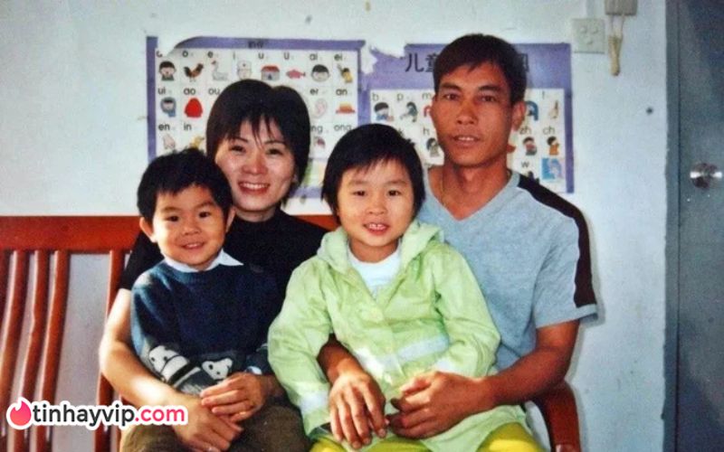 Thảm án "diệt môn" ở Hong Kong: Cha "vỗ béo" hai còn chỉ để giết bởi tâm lý bệnh hoạn Lý Bá Sâm và Kim Thục Anh là vợ chồng hợp pháp, từng sống tại Thâm Quyến trước khi chuyển sang Hong Kong đầu năm 2004 theo diện đoàn tụ gia đình.