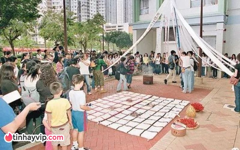 Thảm án "diệt môn" ở Hong Kong: Cha "vỗ béo" hai còn chỉ để giết bởi tâm lý bệnh hoạn Vụ án diệt môn chấn động Hong Kong, báo chí lên án khiến chính quyền Hong Kong phải thay đổi và cải cách nhiều hạng mục sau vụ án nhằm bảo vệ và hỗ trợ những người gặp phải tình cảnh giống Thục Anh. Vụ việc quá đau thương, hình ảnh nhiều người trong khu vực sinh sống của gia đình đang cầu siêu cho linh hồn các nạn nhân.