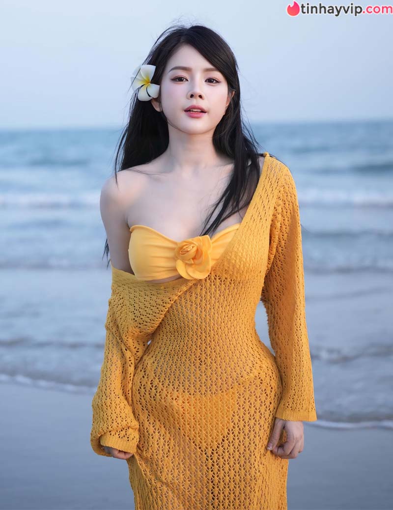 DJ Mie diện bikini "nửa kín nửa hở" cực quyến rũ