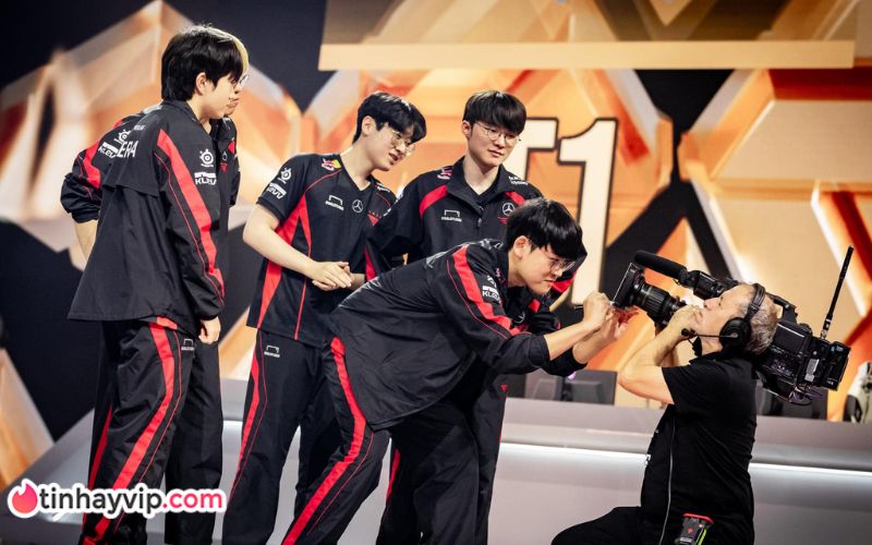 Chiến thắng trước OKBRO không thể che mờ sự thật rằng việc cố ép Ezreal vào đội hình chỉ vì muốn đa dạng hóa lối chơi là con dao hai lưỡi.