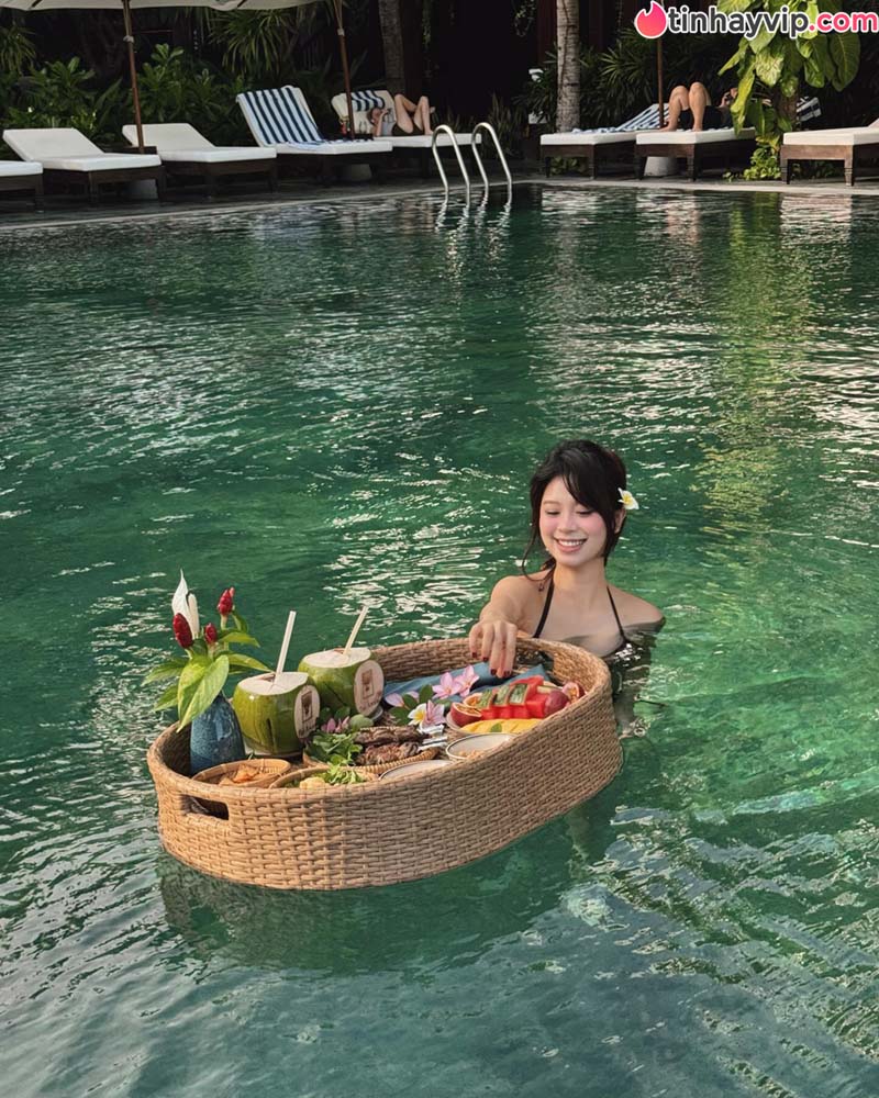 Hàn Hằng để lộ vòng 1 căng tròn nhưng CĐM chỉ để mắt đến điểm khác lạ bên dưới
