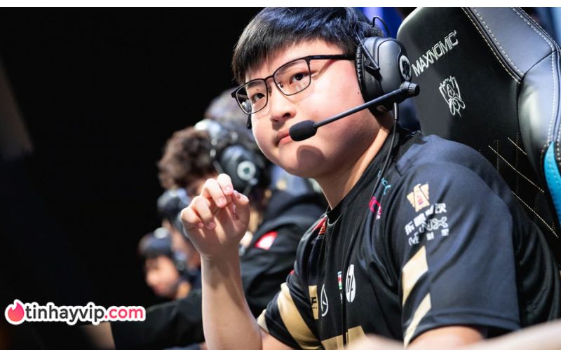Uzi được vinh danh trong Hall of Legends.