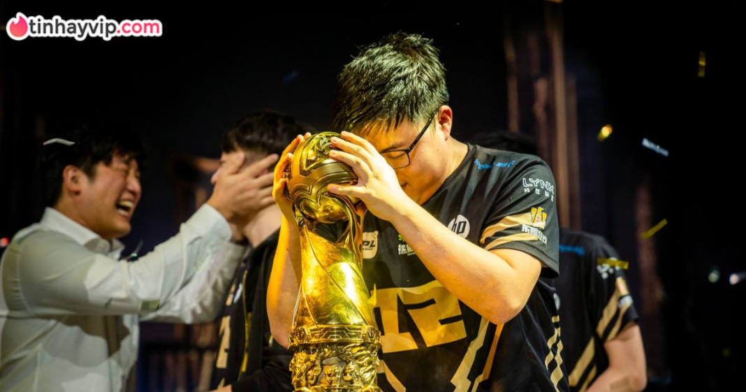 Uzi - game thủ thứ 2 được vinh danh trong Hall of Legends.