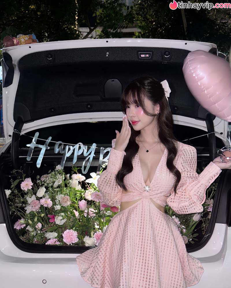 Sợ hè chưa đủ nóng, Tammy Phạm quyết "thiêu đốt" CĐM với bộ ảnh cực nuột