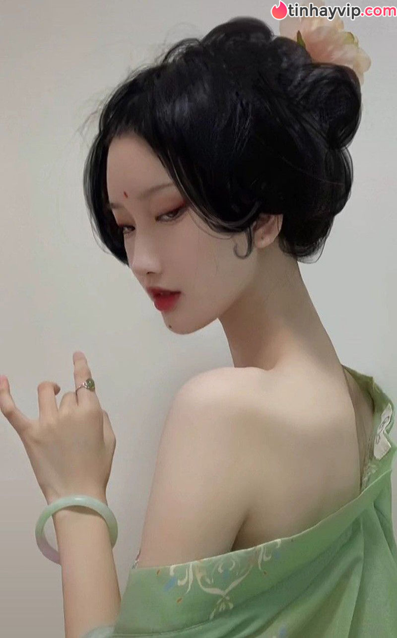 Nàng "rắn độc" xứ Trung khiến dân tình choáng váng vì sở thích này