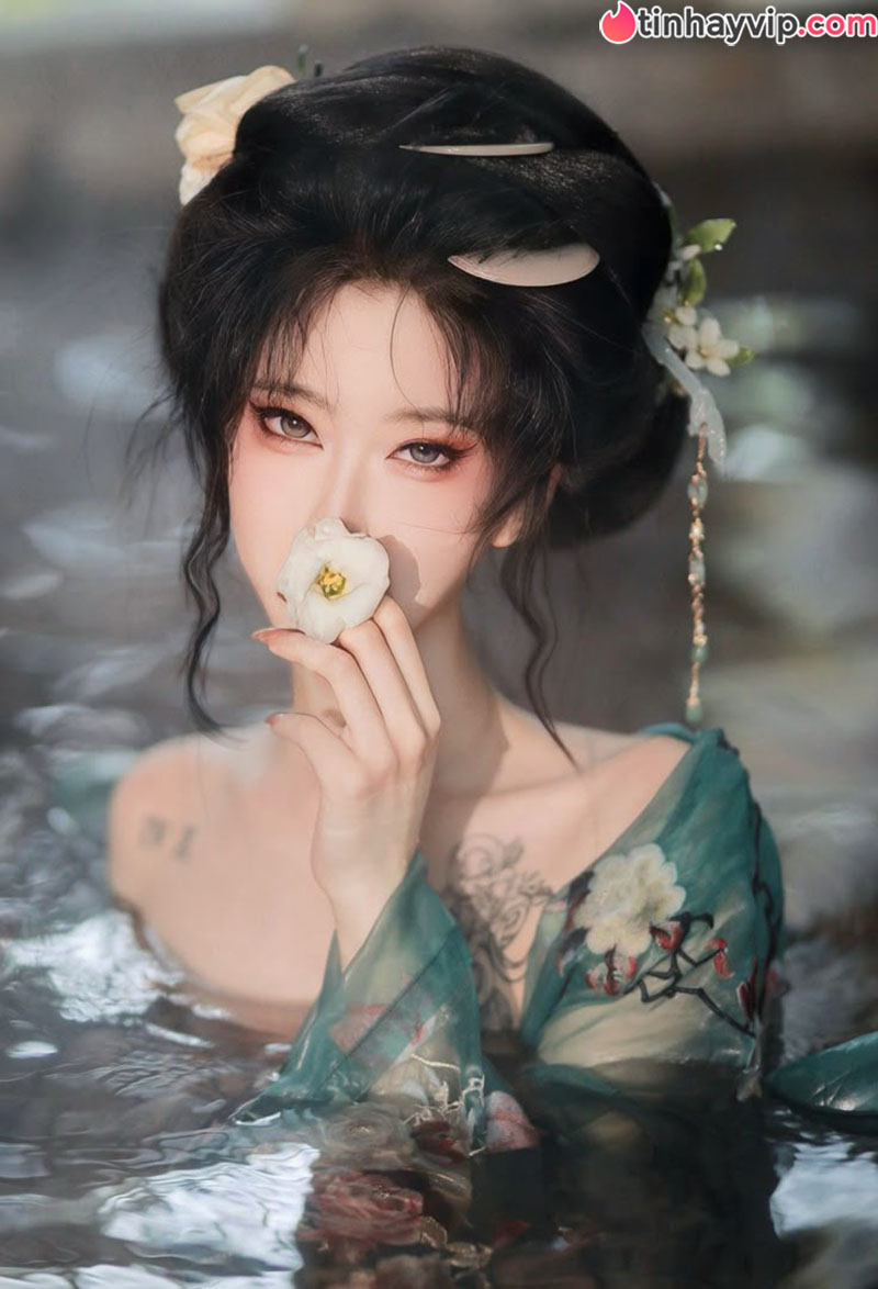 Nàng "rắn độc" xứ Trung khiến dân tình choáng váng vì sở thích này