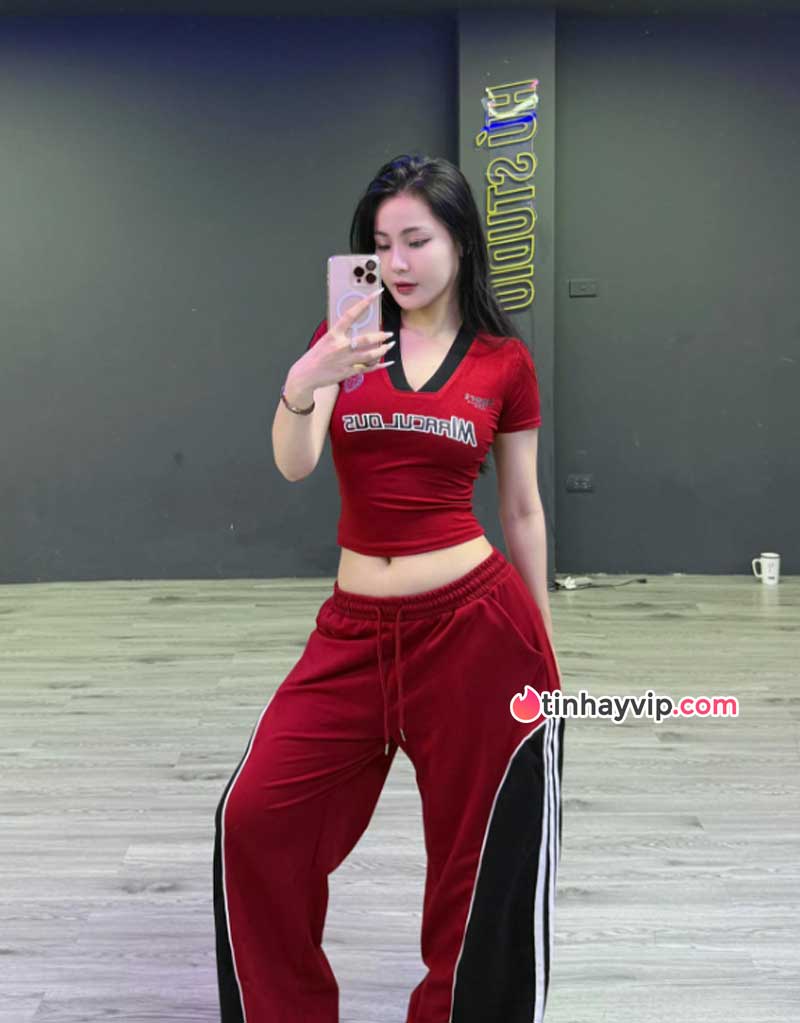 Chỉ một cú lắc hông, hot TikToker hút 5 triệu ánh nhìn Chỉ một cú lắc hông, hot TikToker hút 5 triệu ánh nhìn