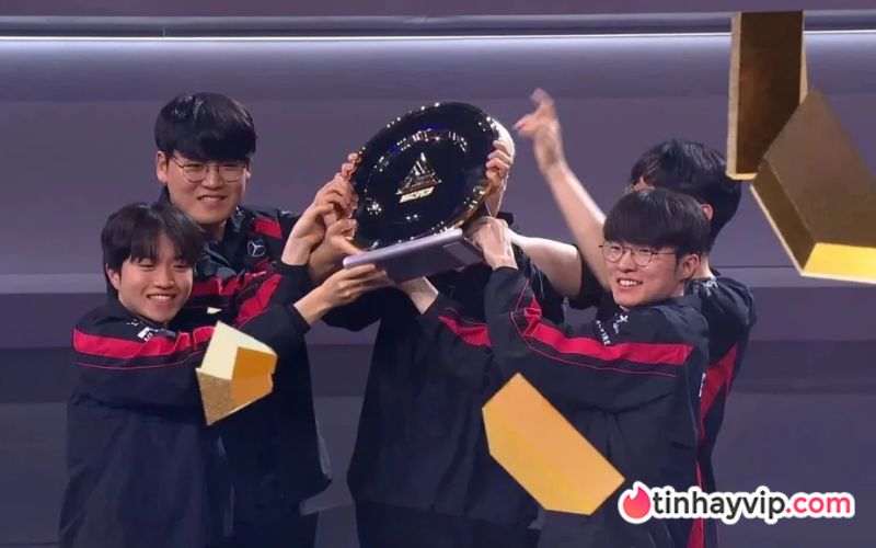 G2 vs. BLG - Hai "ông lớn" thất thế tại EWC 2025.