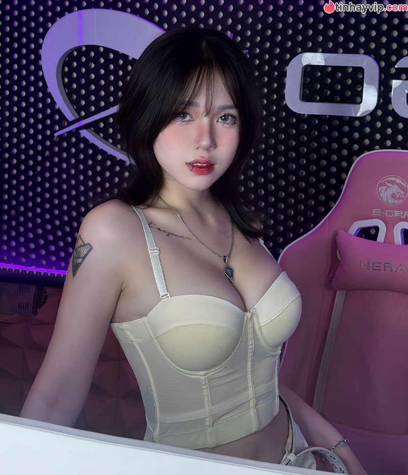 Bỏng mắt với "hot girl phòng net": Đi "cày game" nhưng vẫn phải sexy hết nấc