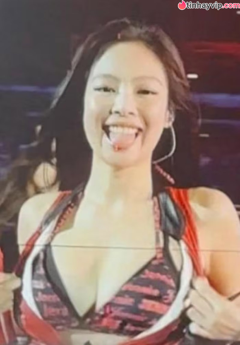 Jennie gây tranh cãi với màn khoe ngực tại đêm concert