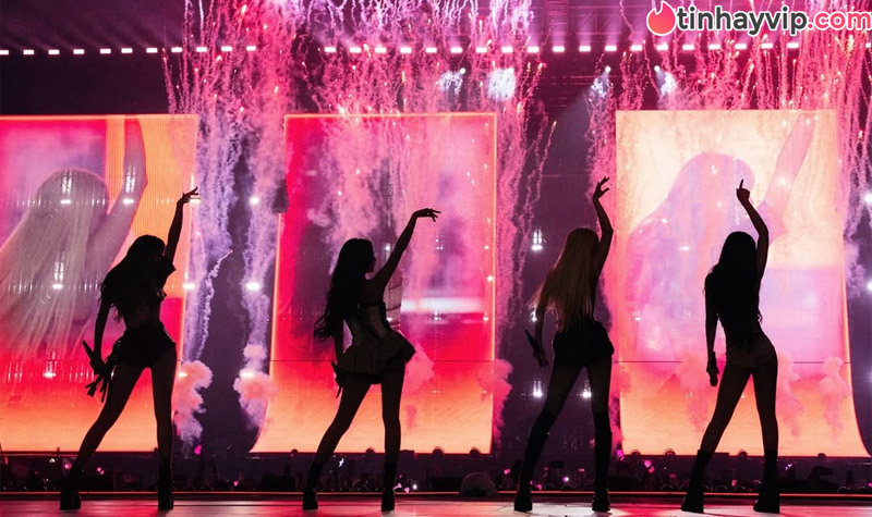 Jennie gây tranh cãi với màn khoe ngực tại đêm concert