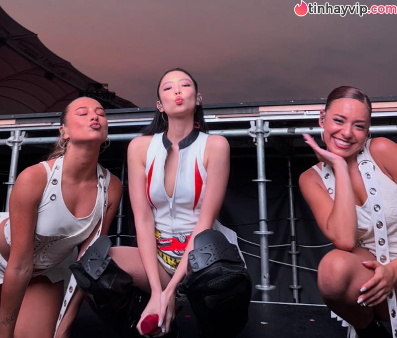 Jennie gây tranh cãi với màn khoe ngực tại đêm concert