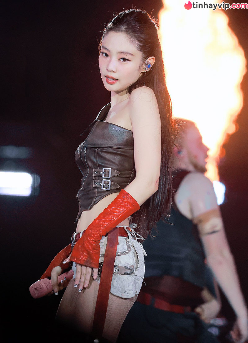 Jennie gây tranh cãi với màn khoe ngực tại đêm concert