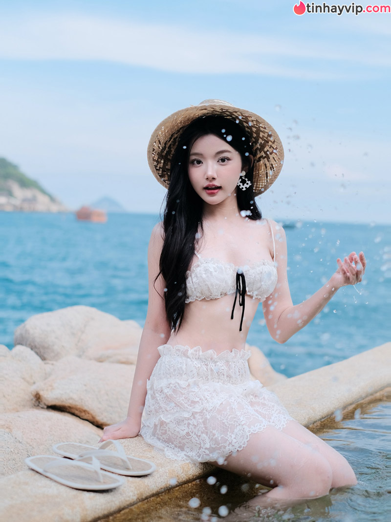 "Tiên nữ mukbang" thả dáng nuột nà trong bộ bikini nóng bỏng