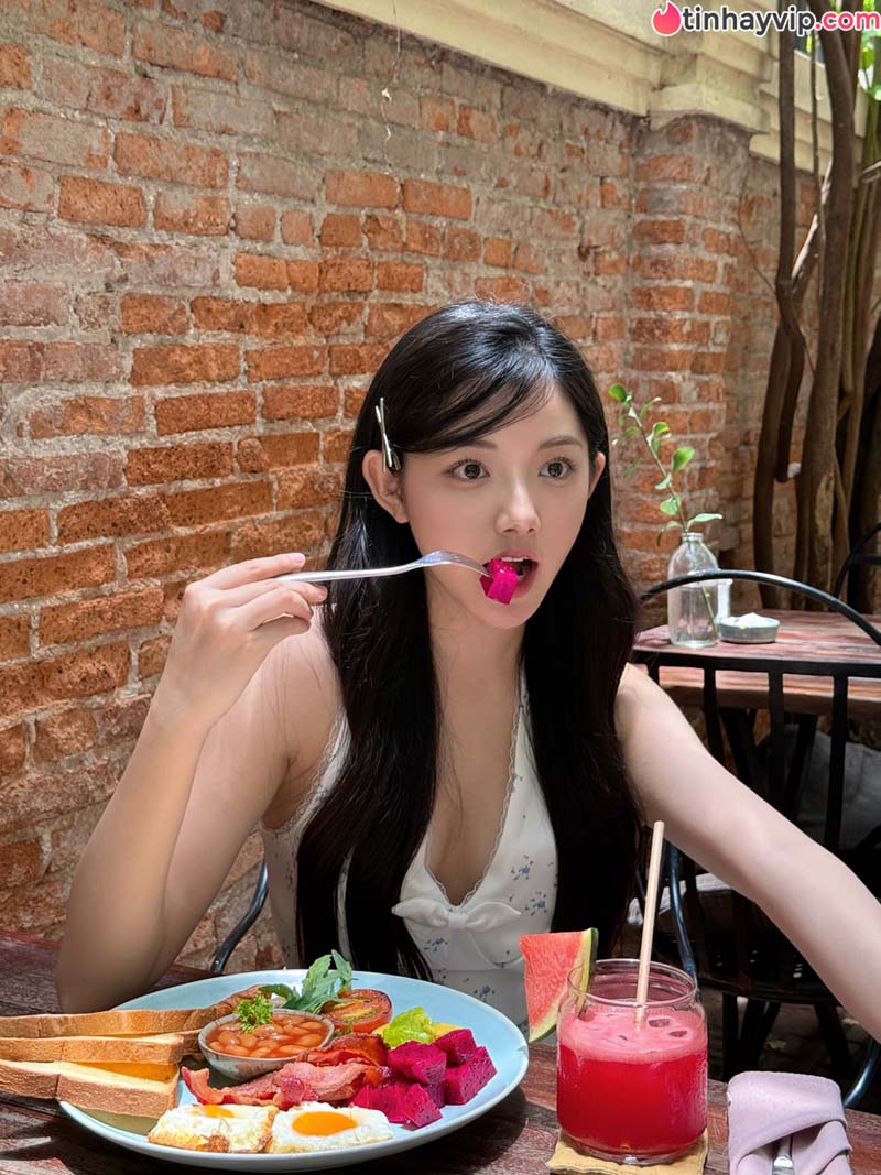 "Tiên nữ mukbang" thả dáng nuột nà trong bộ bikini nóng bỏng