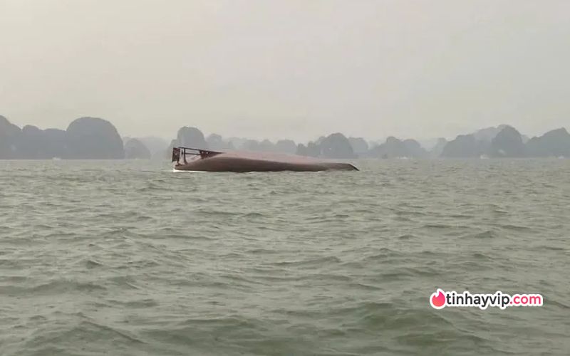 Tàu Vịnh Xanh 58 lật úp chỉ trong vài giây giữa "siêu dông" trên vịnh Hạ Long.