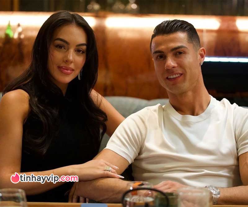 Bạn gái Ronaldo khoe nhẫn cầu hôn kim cương 5 triệu USD