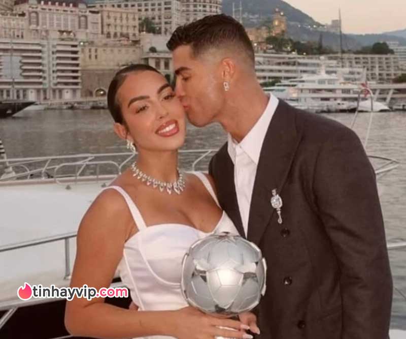 Bạn gái Ronaldo khoe nhẫn cầu hôn kim cương 5 triệu USD