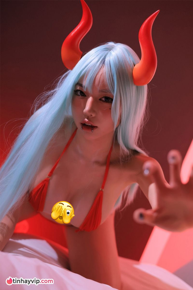 Dongeuran cosplay Yamato - Bikini nhỏ xíu và thần thái cuốn hút