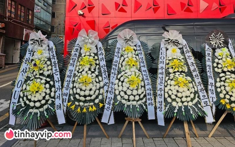 Anti-fan còn gửi cả vòng hoa tang đến trụ sở T1 cho Gumayusi.