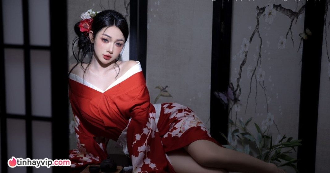 Trần Hà Linh hút mắt với bộ ảnh kimono Nhật Bản trễ vai.