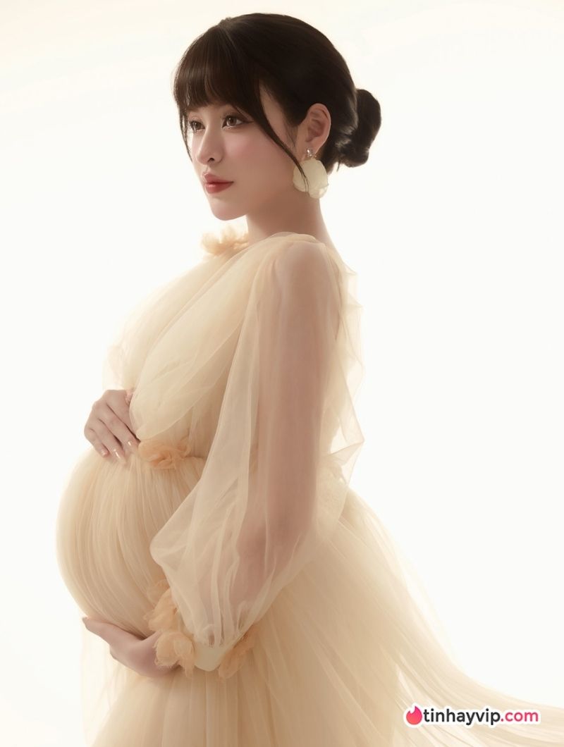 Hot girl trứng rán ảnh bầu.