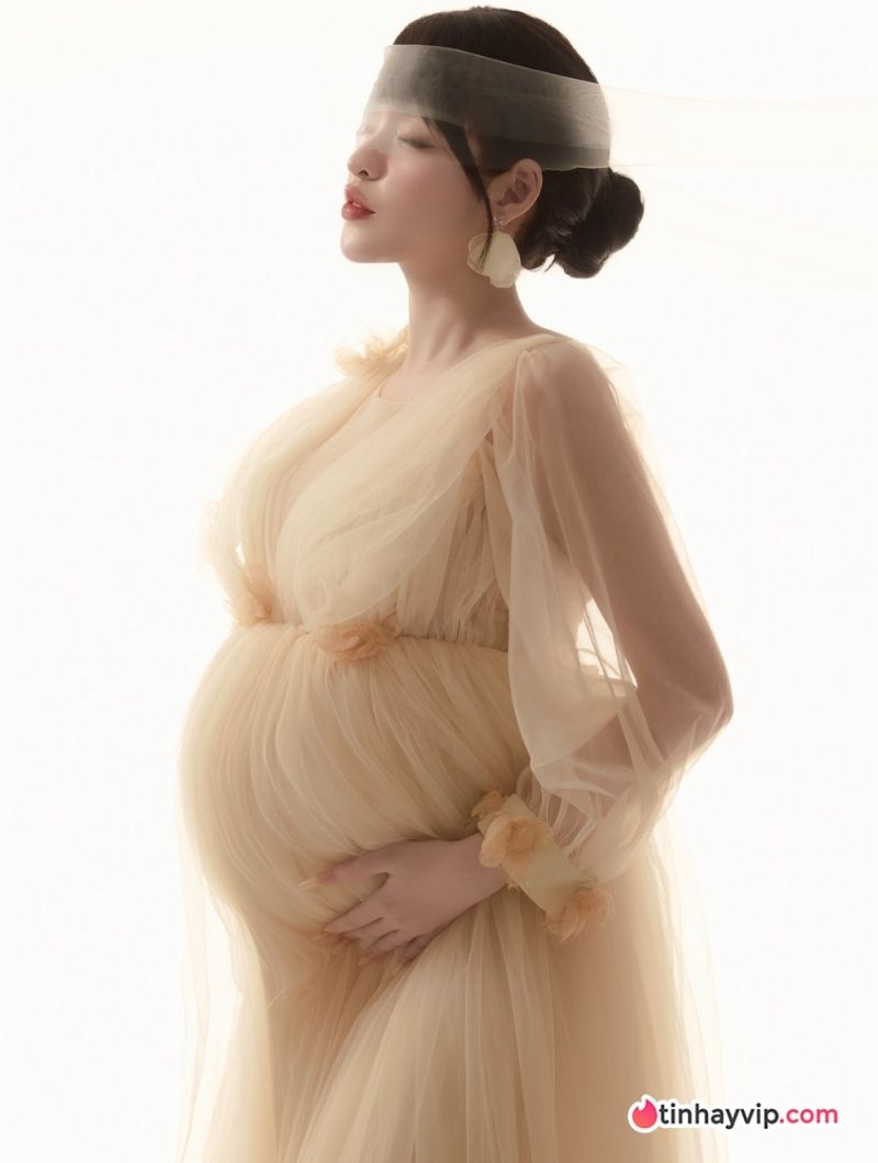 Hot girl trứng rán ảnh bầu.