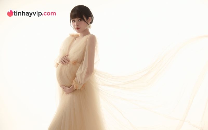Hot girl trứng rán ảnh bầu.