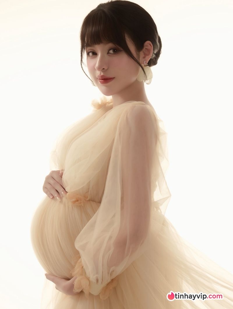 Hot girl trứng rán ảnh bầu.
