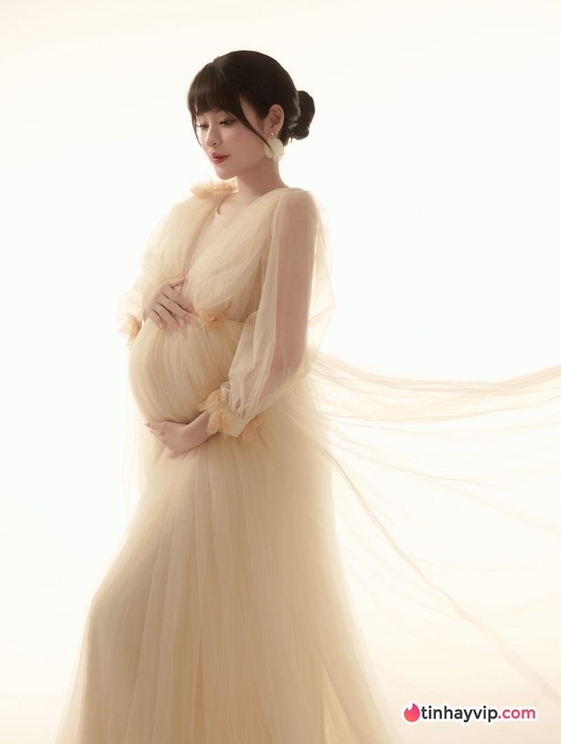 Hot girl trứng rán ảnh bầu.