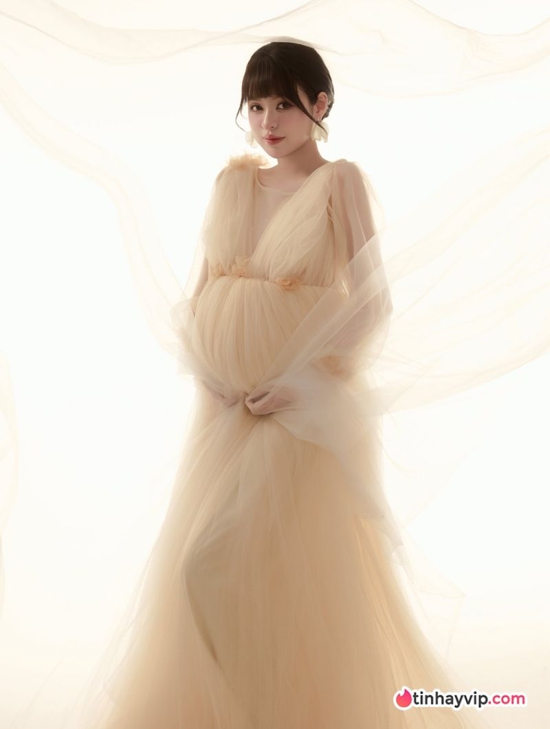 Hot girl trứng rán ảnh bầu.