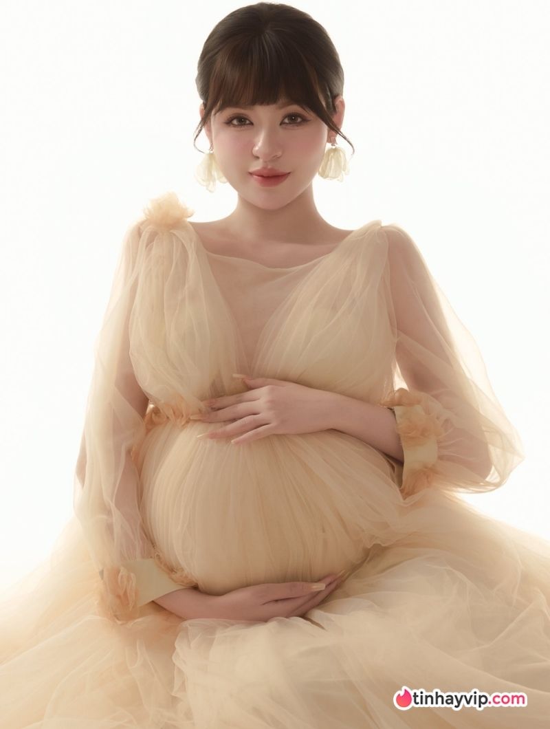 Hot girl trứng rán ảnh bầu.