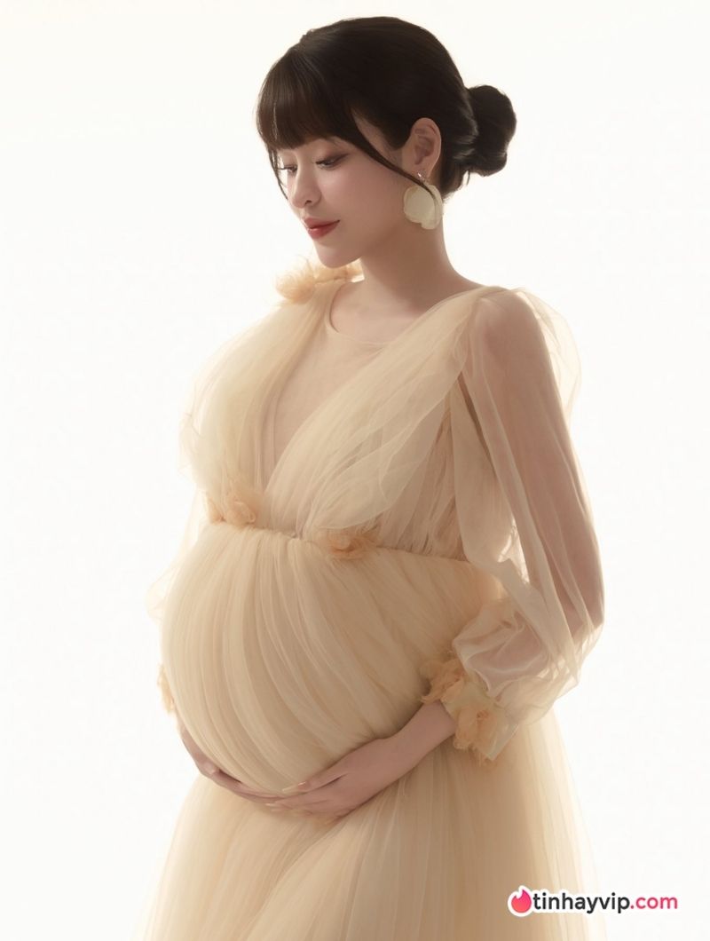 Hot girl trứng rán ảnh bầu.