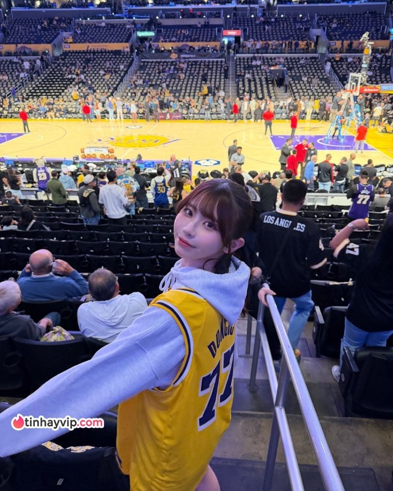 "Cô gái phía sau LeBron James" gây bão mạng - hóa ra là hot girl đình đám Nhật Bản Aoi Ibuki - "Cô gái phía sau LeBron James" gây bão mạng