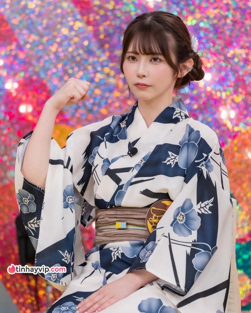 "Cô gái phía sau LeBron James" gây bão mạng - hóa ra là hot girl đình đám Nhật Bản Aoi Ibuki - "Cô gái phía sau LeBron James" gây bão mạng