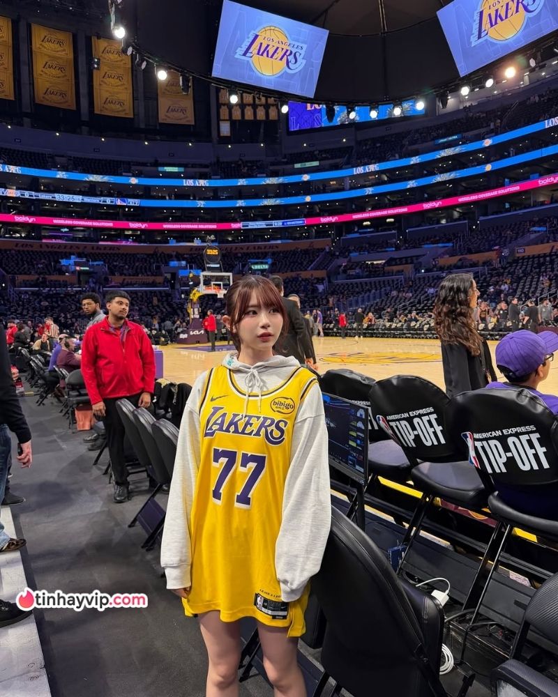 "Cô gái phía sau LeBron James" gây bão mạng - hóa ra là hot girl đình đám Nhật Bản Aoi Ibuki - "Cô gái phía sau LeBron James" gây bão mạng