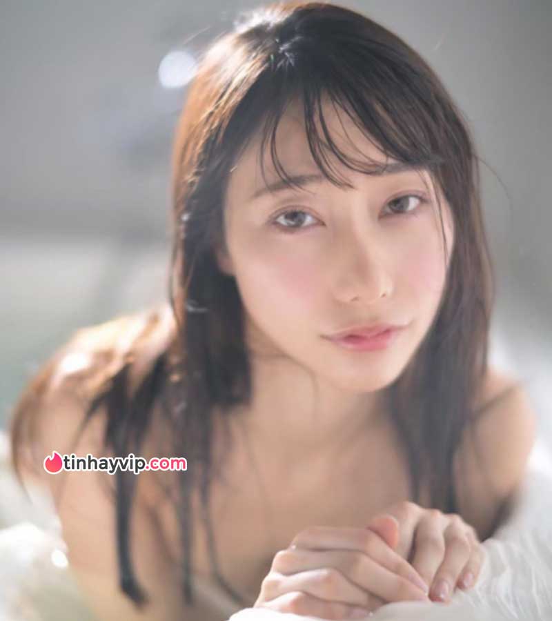 Idol JAV Shino Mayu khoe body bóng bẩy nuột nà khó cưỡng Sau khi được cộng tác cùng hãng phim nóng E-BODY, Shino Mayu khiến fan đỏ mặt khi khoe body nuột đến từng đường nét.Mayu Shino show hàng khét lẹt Shino Mayu đã có một màn hợp tác ấn tượng cùng hãng phim người lớn Nhật Bản E-BODY. Đôi bên đã cùng nhau ra mắt code phim JAV EBWH - 276. Code sẽ được lên sóng chính thức vào ngày 7/11/2025. Khác với phong cách làm phim s e x của S1, E-BODY luôn biết cách dựng nên những góc quay khoe đường nét cơ thể. Từng cảnh quay của E-BODY đều tôn trọn sự hấp dẫn hình thể của Shino Mayu khiến người xem không thể rời mắt. Thậm chí cách họ quay cận cũng rất mượt, không hề gượng ép đồng thời vẫn giữ được góc quay đẹp và tự nhiên. Sự xuất hiện của nữ diễn viên JAV Mayu trong code EBWH - 276 được xem là thăng hạng cực phẩm từ hình thể đến nhan sắc. Mặc dù vậy cũng giống S1 thì E-BODY không đầu tư quá vào kịch bản. Diễn biến nội dung phim của Shino Mayu lần này không có chiều sâu hay thay đổi tâm lý nhân vật. Họ chỉ tập trung vào sự gợi cảm, nóng bỏng hình thể. Tại sao S1 trao Shino Mayu cho E-BODY Nói đến việc lột xác hoàn toàn thì hãng phim 18+ S1 đang dẫn đầu. Từ đầu năm 2025, họ đã tiến hành một cuộc thanh lọc triệt để. Các Idol JAV không đạt yêu cầu đều bị loại kể cả hot TikToker 5 triệu fan như Unpai cũng phải rời đi. Sau đó họ thanh lọc kịch bản, nội dung phim khiêu dâm mới đều vô cùng bạo, kịch tính và mới mẻ. Ngay cả các diễn viên AV kỳ cựu cũng phải thốt lên "kịch bản càng ngày càng biến thái" khiến họ e ngại. Và mới đây S1 tiếp tục cho các diễn viên khiêu dâm độc quyền của mình trao đổi cùng các hãng phim khác để thúc đẩy doanh thu và tạo nên hình ảnh mới mẻ. Tiêu biểu nhất chính là trường hợp của Shino Mayu. Thậm chí đây còn là trường hợp colab thành công nhất cuối năm nay. Đừng quên theo dõi kênh Tin Hay VIP thường xuyên để cập nhật thêm nhiều tin tức hay và thú vị cũng như nhiều bộ ảnh gái xinh JAV cực phẩm khác nhé.